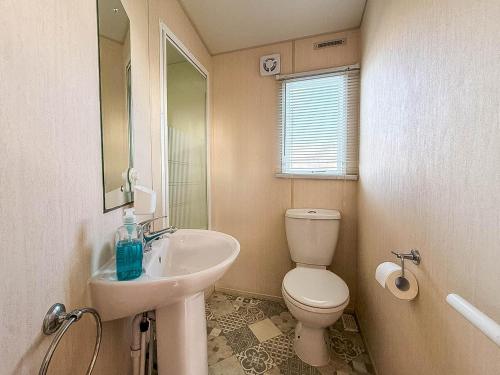 Koupelna v ubytování Lovely 6 Berth Caravan At Sun Valley In North Wales Ref 81023A