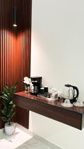 Příslušenství pro přípravu čaje a kávy v ubytování شقة مميزة بغرفة نوم وصالة