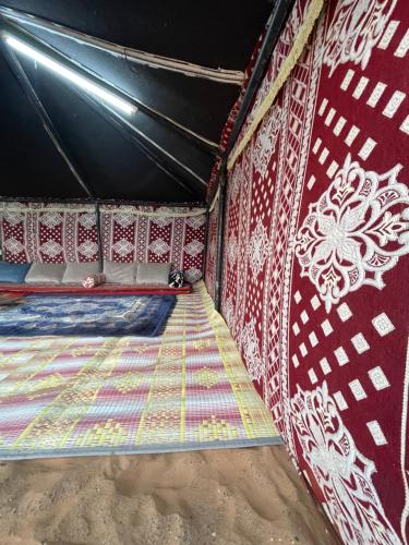 En eller flere senge i et værelse på Sunset Desert Camp