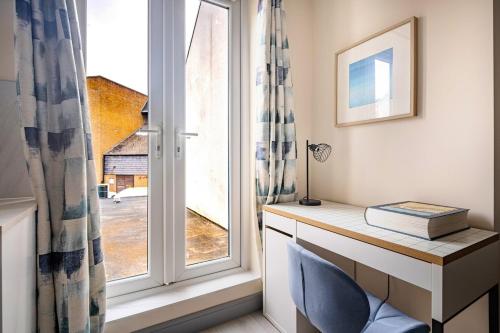 a room with a desk and a window at The Burleigh palace in Cambridge