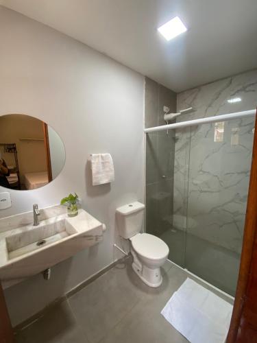 サン・ミゲル・ドス・ミラーグレスにあるCasa 2 quartos com área verde AnaManô Suitesのトイレ、洗面台、シャワー付きのバスルーム