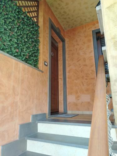 a stairway leading to a door with a green wall at Casa del Minatore in Donigala Fenughedu
