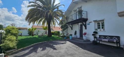 Ein Garten an der Unterkunft Villa familiale bayonne