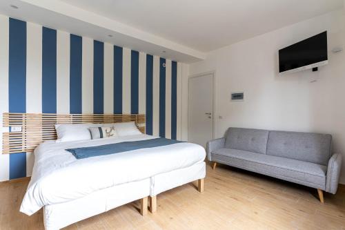 科莫Como Lake Chic Retreat的带床和沙发的卧室