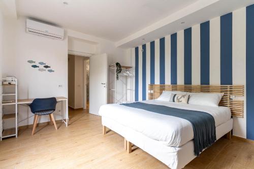 Un pat sau paturi într-o cameră la Como Lake Chic Retreat