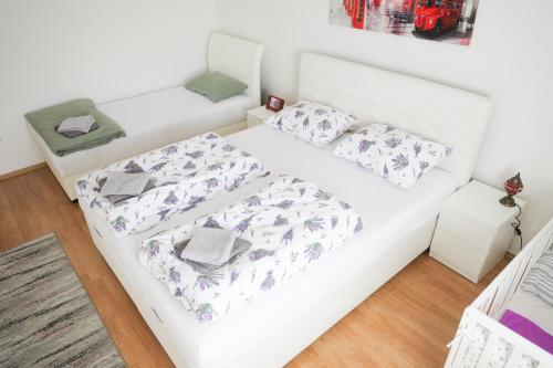 Ένα ή περισσότερα κρεβάτια σε δωμάτιο στο Apartman Vion - City View