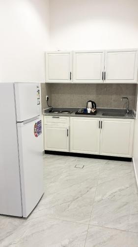 Køkken eller tekøkken på شقة بغرفة نوم وصالة واسعة