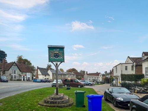 ein Schild mitten in einer Wohnstraße in der Unterkunft Manor Cottage in Cavendish