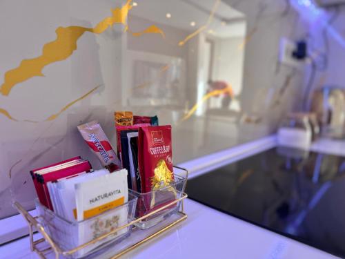 サラエボにあるLuxury apartment 304 - next to Sarajevo City Centerのバスルームのカウンターの上の本の入ったバスケット