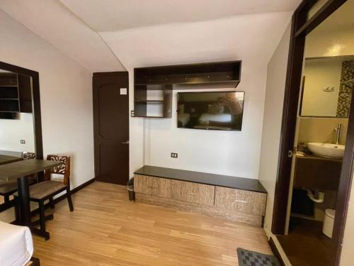 Habitación con cocina, mesa y lavabo. en Tikala Cusco Boutique Hotel, en Cusco