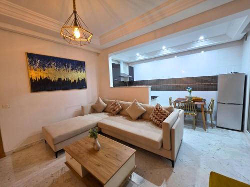 チュニスにあるLes jardins du lac 2のソファとテーブルのあるリビングルーム