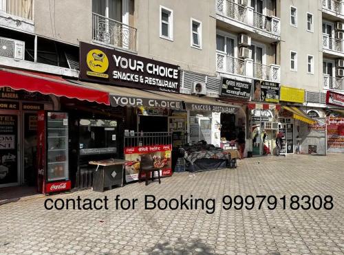 Certificat, récompense, panneau ou autre document affiché dans l'établissement Peaceful Gopala near Premanand Maharaj Ji