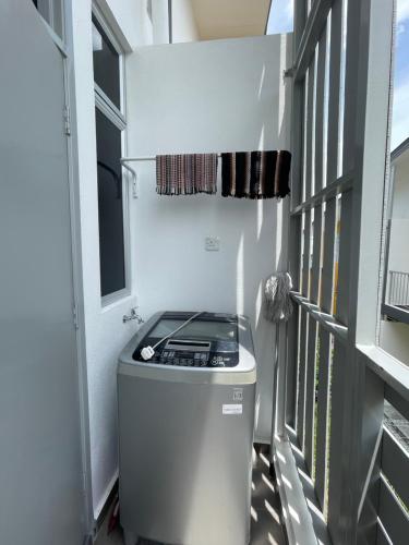 a washing machine sitting on the side of a balcony at d'Ruma Homestay Alor Gajah in Kampong Jelatang