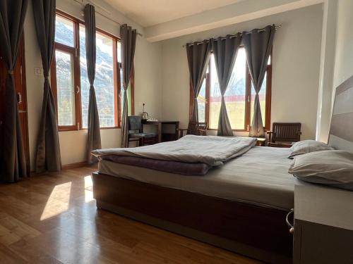 Una cama o camas en una habitación de Lha Pomo