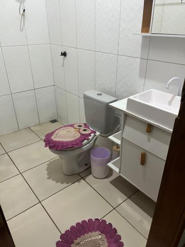 a bathroom with a toilet and a sink at Casa Roxa in Bonito