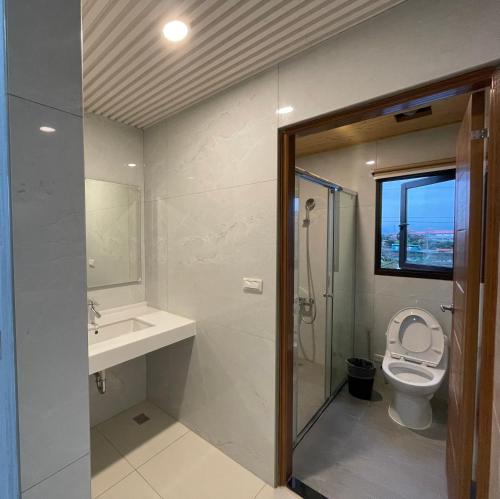 三星郷にある宜蘭包棟民宿&品閣咖啡のトイレ、洗面台、シャワー付きのバスルーム