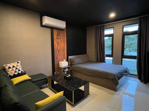 三星郷にある宜蘭包棟民宿&品閣咖啡のベッドとソファのあるホテルの部屋