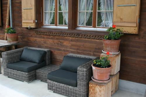 a pair of wicker chairs sitting outside of a building at Fewo Mit Herz in Horboden