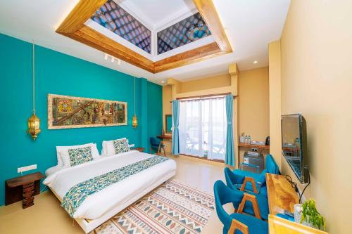 een slaapkamer met een kingsize bed en een televisie bij The Swahili Plaza in Matemwe