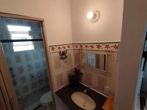 une salle de bain avec un lavabo, une douche et des toilettes dans l'établissement Casa em Tiradentes, à Tiradentes