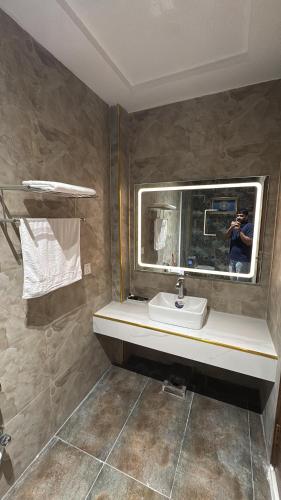 Ένα μπάνιο στο Marigold hotel and restaurant