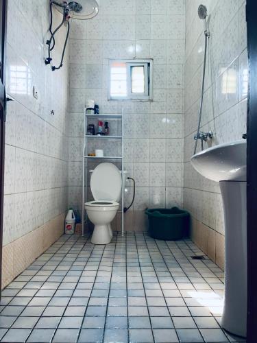 a bathroom with a toilet and a sink at Appartement Brel in Yaoundé