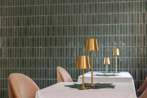 una mesa con dos lámparas encima en Hôtel Alliance - Proche Paris, en Joinville-le-Pont