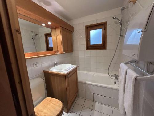 Ένα μπάνιο στο Appartement 4 pièces pour 6 personnes à Méribel avec parking privé - FR-1-180-664