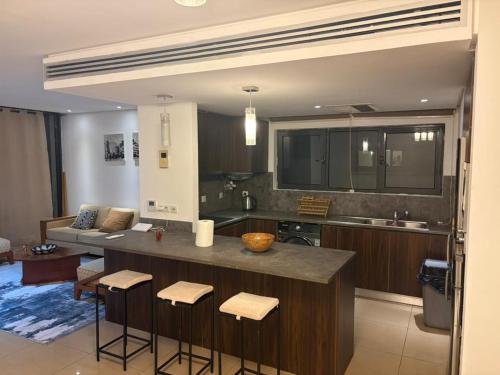 eine Küche mit einer großen Insel in der Mitte in der Unterkunft Waterfront - B luxury in Dakar