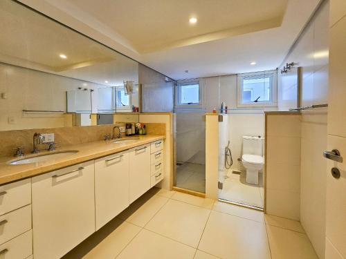 a large kitchen with a sink and a toilet at Condomínio Ilhas Park Xangri-lá in Xangri-lá