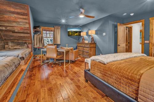 Un dormitorio con una cama, un escritorio y una mesa. en Snowflake River Ridge at Eagles Nest, en Banner Elk