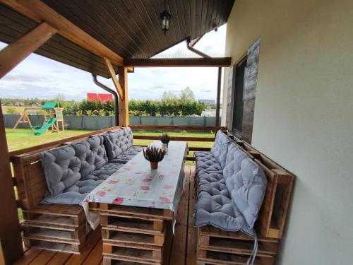 TobołowoにあるDomek Tobołowoのテーブルと椅子が置かれた網戸付きのポーチ