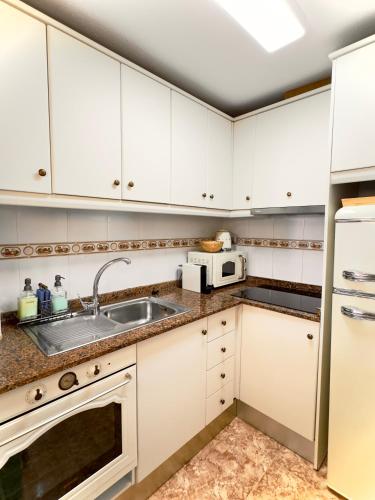 Cozy 2 bedroom apartment near Los Locos Beach