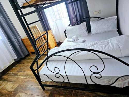 Ένα ή περισσότερα κρεβάτια σε δωμάτιο στο Kinyanjui's homes 004