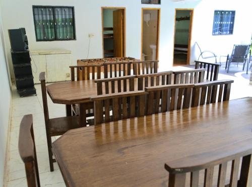 Una televisión o centro de entretenimiento en Elegant house equipped for groups