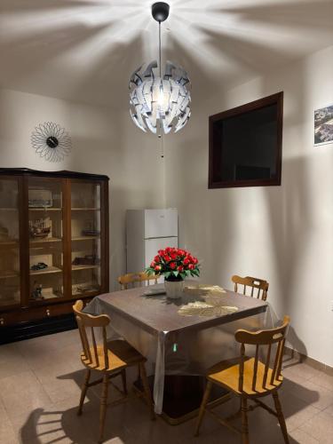 Un comedor con una mesa con sillas y un televisor. en I Trecento, en Padula