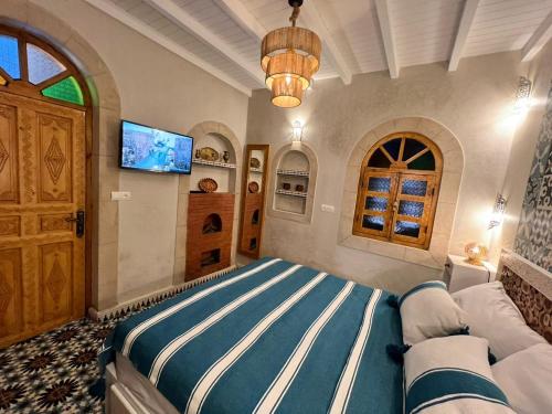 Ένα ή περισσότερα κρεβάτια σε δωμάτιο στο Riad Hania