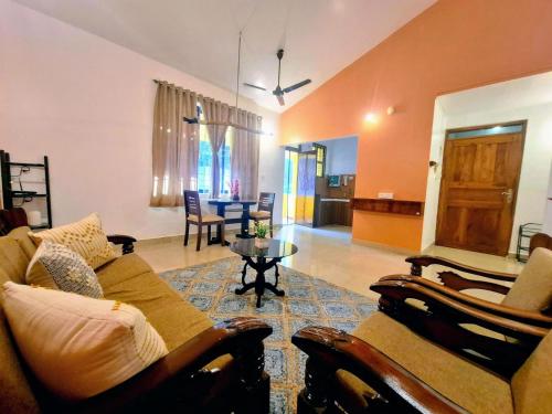 un salon avec un canapé et une table dans l'établissement Agonda by Casa de Palmora, à Palolem