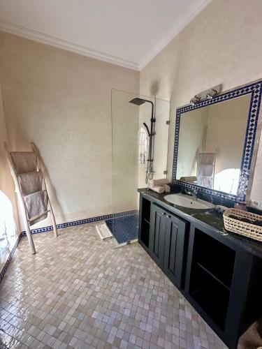 a bathroom with a sink and a mirror at Villa Atika in El Bougaria