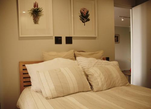 Postel nebo postele na pokoji v ubytování Ellipse waterfall self Catering Hotel