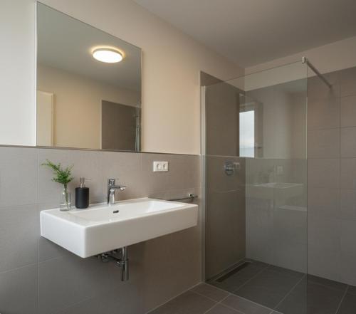 een badkamer met wastafel en douche bij Balkan Apart in Hasköy