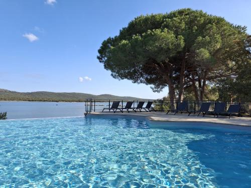 Swimmingpoolen hos eller tæt på T2 cozy terrasse 40 m2 et pergola