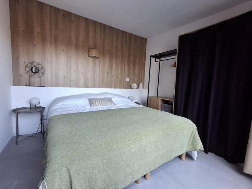 En eller flere senge i et værelse på T2 cozy terrasse 40 m2 et pergola