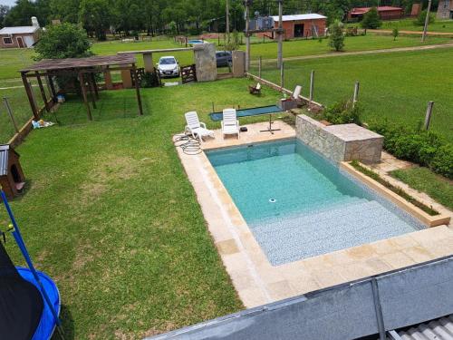 an overhead view of a swimming pool in a yard at Quincho Sauco en Colonia Benitez in Colonia Benítez