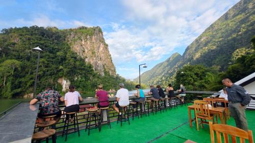 Nespecifikovaný výhled na hory nebo výhled na hory při pohledu z penzionu