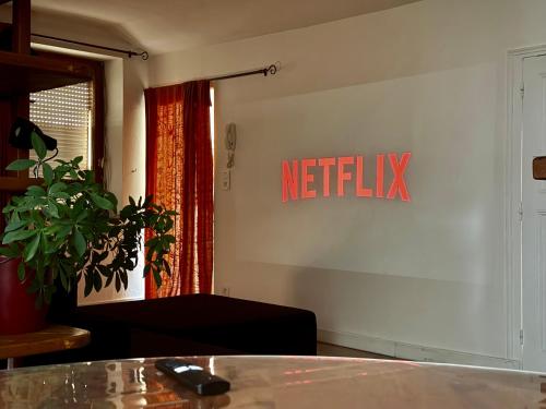 尚贝里Le Cocon du Centre - Home Cinéma & Calme的墙上挂有网格的会议室