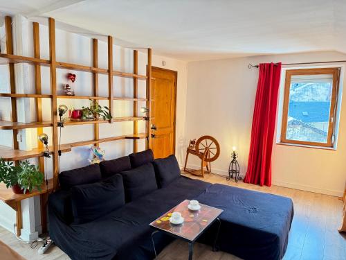 尚贝里Le Cocon du Centre - Home Cinéma & Calme的客厅里有一张蓝色的沙发和一张桌子