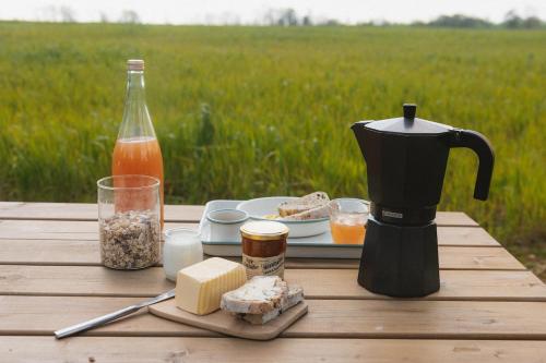 a table with a coffee maker and a plate of food at Parcel Tiny House Vallée, près de Verdun in Rarécourt