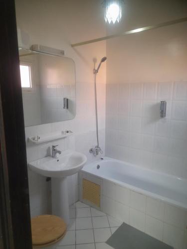 Un baño blanco con lavabo y bañera. en riad zellige 95, en Marrakech