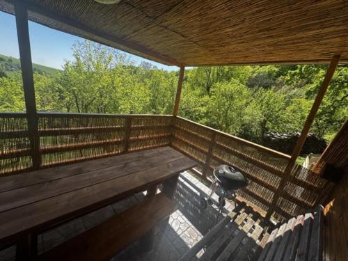 ChvojnicaChata Pavlinka的一个可以看到树林的大型木制门廊